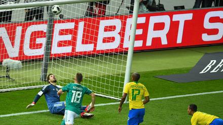 Gleich zappelt der Ball im Netz: Deutschlands Torhüter Kevin Trapp kann nur hinterherschauen.