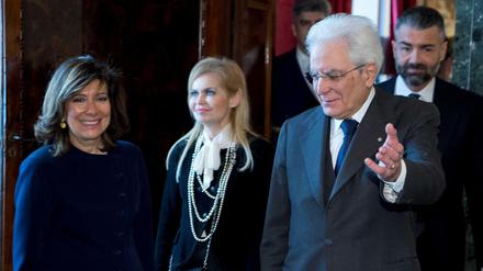 Hier geht's lang: Italiens Staatspräsident Sergio Mattarella - hier beim Antrittsbesuch der neuen Präsidentin der zweiten Parlamentskammer, Maria Elisabetta Alberti Casellati - hat in Sachen Regierungsbildung ein gewichtiges Wort mitzureden.