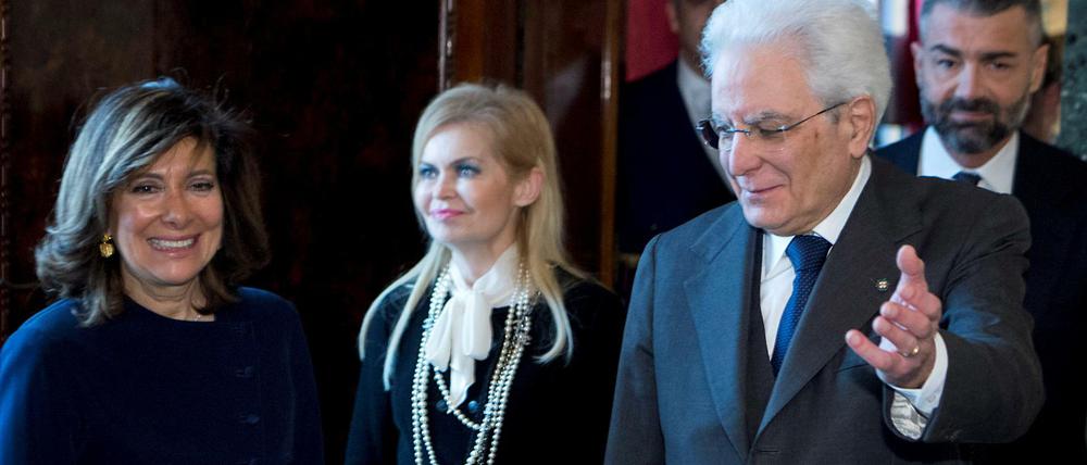 Hier geht's lang: Italiens Staatspräsident Sergio Mattarella - hier beim Antrittsbesuch der neuen Präsidentin der zweiten Parlamentskammer, Maria Elisabetta Alberti Casellati - hat in Sachen Regierungsbildung ein gewichtiges Wort mitzureden.
