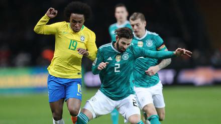 Marvin Plattenhardt (r.) kämpft mit Brasiliens Willian um den Ball. 