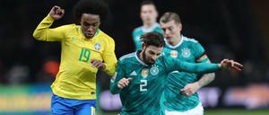 Marvin Plattenhardt (r.) kämpft mit Brasiliens Willian um den Ball. 