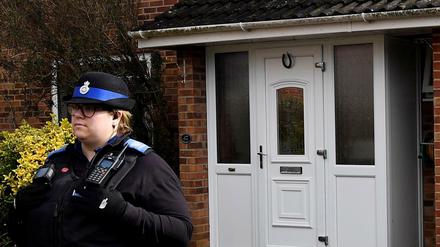 Eine Polizistin steht vor der Haustür des russischen Doppelagenten Sergej Skripal. 