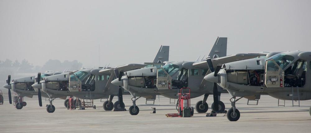 Flugzeuge vom Typ Cessna 208 warten in Kabul auf ihren Einsatz. Die Flotte der jungen afghanischen Luftwaffe besteht derzeit aus knapp 140 Flugzeugen.