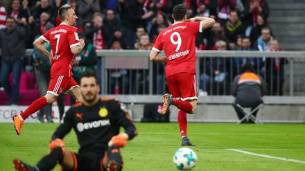 Bürki am Boden, Lewandowski dreht ab. Das 1:0 des Polen war jedoch ein Abseits vorangegangen.