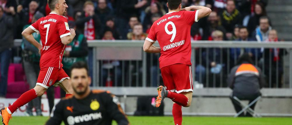 Bürki am Boden, Lewandowski dreht ab. Das 1:0 des Polen war jedoch ein Abseits vorangegangen.