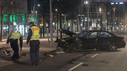 Der schwer beschädigte Mercedes an der Unfallstelle in der Potsdamer Straße.