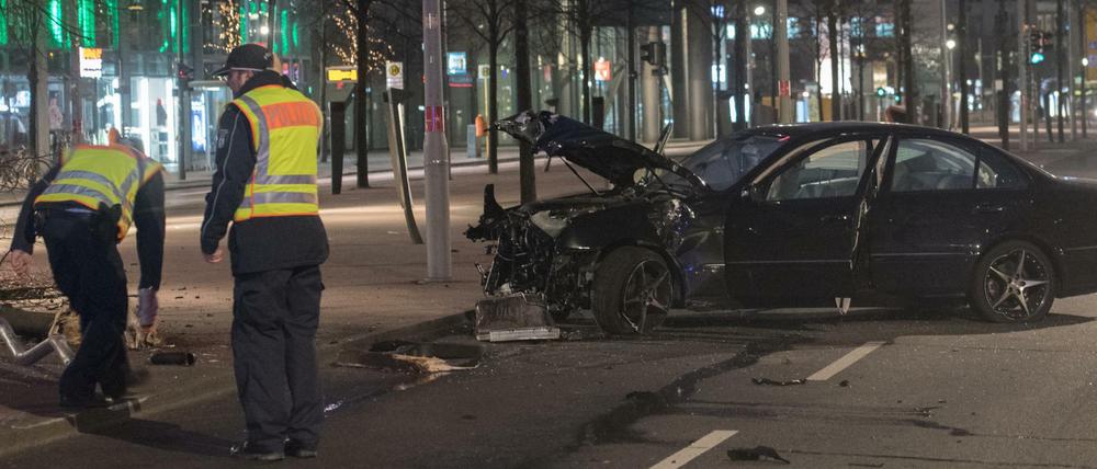 Der schwer beschädigte Mercedes an der Unfallstelle in der Potsdamer Straße.
