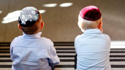 Gefährdet, weil sie Juden sind? Zwei Jungen mit Kippa in Hamburg 