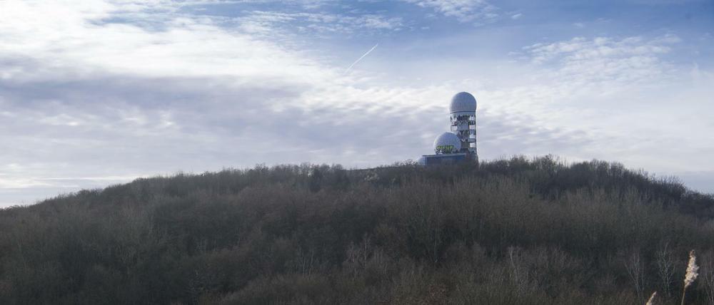 Berliner Teufelsberg mit Abhörstation aus dem Kalten Krieg.
