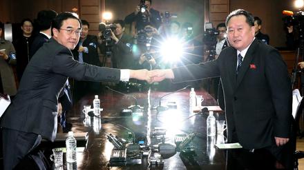Südkoreas Vereinigungsminister Cho Myoung Gyon (l) und Ri Son Gwon, Nordkoreanisches Wiedervereinigungskomitee