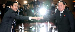 Südkoreas Vereinigungsminister Cho Myoung Gyon (l) und Ri Son Gwon, Nordkoreanisches Wiedervereinigungskomitee