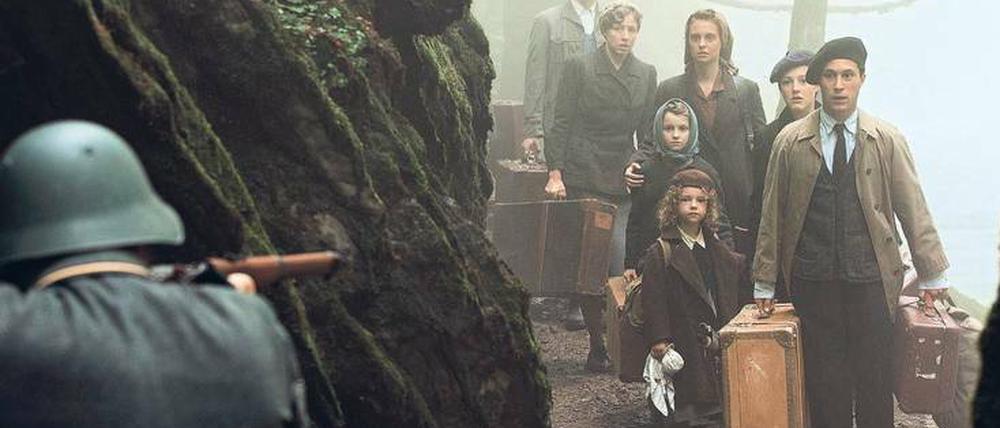 Helga (Nina Proll, 2. v. li.), Betty (Sophie Stockinger, 3. v. li.), Milli (Amy Lee Wörgötter) und Josko (Ludwig Trepte) auf der Flucht.