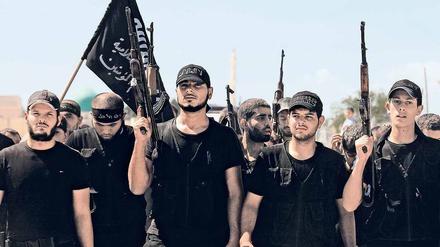 Sog der Gewalt. Terroristen wollen Gleichgesinnten gefallen. Und sogar Attentäter, die alleine handeln, fühlen sich doch immer einer Gruppe oder Ideologie zugehörig, selbst wenn sie dafür eine neue gründen oder erfinden müssen.