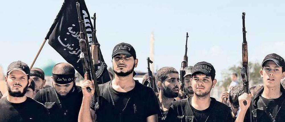 Sog der Gewalt. Terroristen wollen Gleichgesinnten gefallen. Und sogar Attentäter, die alleine handeln, fühlen sich doch immer einer Gruppe oder Ideologie zugehörig, selbst wenn sie dafür eine neue gründen oder erfinden müssen.