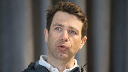 Der norwegische Biathlon-Rekordweltmeister Ole Einar Björndalen verkündete am Dienstagvormittag bei einer Pressekonferenz das Ende seiner Karriere. Er habe im Sommer mehrmals Herzrhythmusstörungen gehabt, berichtete der Top-Sportler.