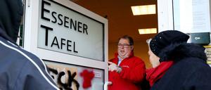 Jörg Sartor (M), Vorsitzender der Essener Tafel, öffnet die Eingangstür der Essener Tafel.