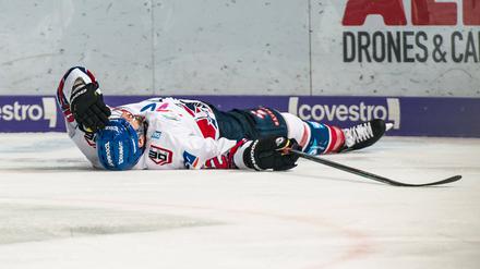 Nach der Attacke in Spiel eins. Matthias Plachta blieb nach einem Check von Steve Pinizzotto lange auf dem Eis liegen, nach einem Spiel Pause stand er nun wieder auf dem Eis.