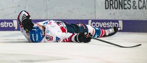 Nach der Attacke in Spiel eins. Matthias Plachta blieb nach einem Check von Steve Pinizzotto lange auf dem Eis liegen, nach einem Spiel Pause stand er nun wieder auf dem Eis.