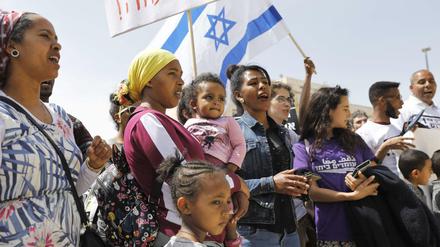 Afrikanische Migrantinnen und israelische Bürger protestieren gegen die Aufkündigung des Abkommens mit dem UN-Flüchtlingshilfswerk.