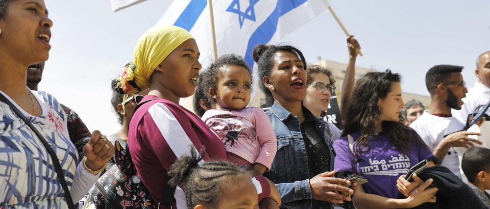 Afrikanische Migrantinnen und israelische Bürger protestieren gegen die Aufkündigung des Abkommens mit dem UN-Flüchtlingshilfswerk.