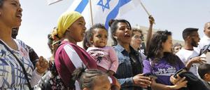 Afrikanische Migrantinnen und israelische Bürger protestieren gegen die Aufkündigung des Abkommens mit dem UN-Flüchtlingshilfswerk.