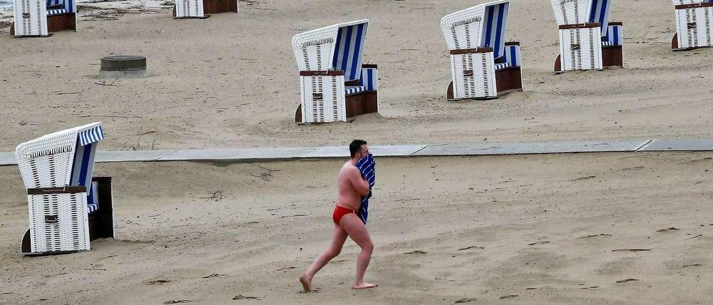 Schwimmer kommt im Strandbad Wannsee aus dem Wasser.