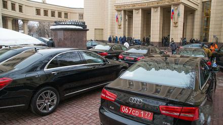 Autos des diplomatischen Corps vor dem russischen Außenministerium