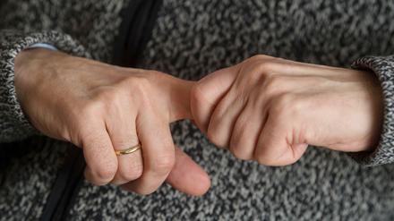 Es ist wohl entweichende Luft aus der Gelenkflüssigkeit, die das Geräusch beim Fingerknacken erzeugt, haben kalifornische Forscher herausgefunden.