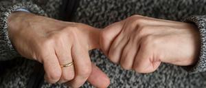 Es ist wohl entweichende Luft aus der Gelenkflüssigkeit, die das Geräusch beim Fingerknacken erzeugt, haben kalifornische Forscher herausgefunden. 