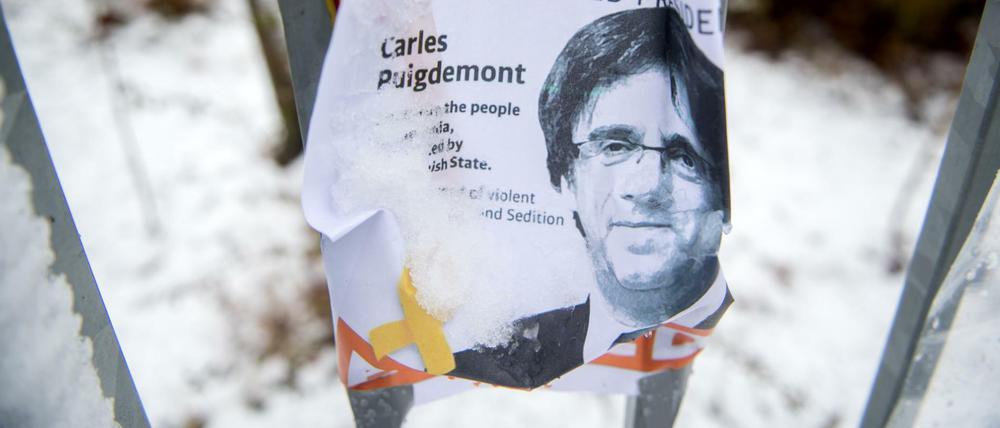Ein Flugblatt mit dem Bild Puigdemonts am Zaun der JVA Neumünster