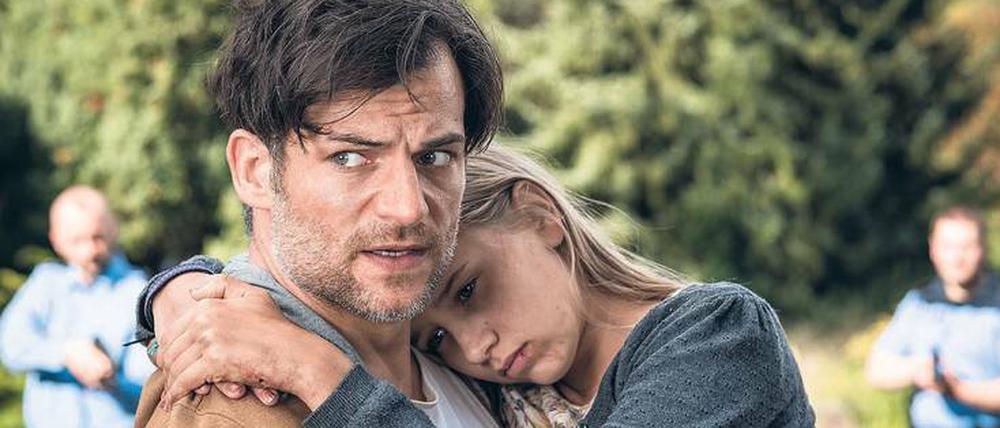 Eine Software bringt das Leben von Max Rohde (Torben Liebrecht) und Jola (Lina Hüesker) aus dem Lot. 