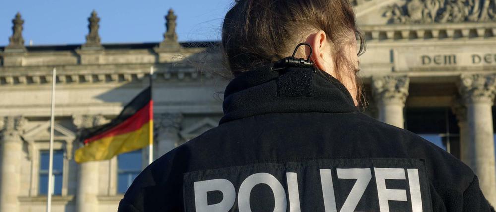 Laut einem aktuellen Gerichtsurteil darf eine Frau für den Polizeidienst nicht wegen eines Brustimplantats abgelehnt werden. 