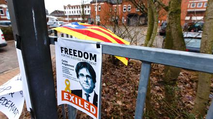 Freiheit für Puigdemont, fordern Unterstützer vor der Justizvollzugsanstalt Neumünster.