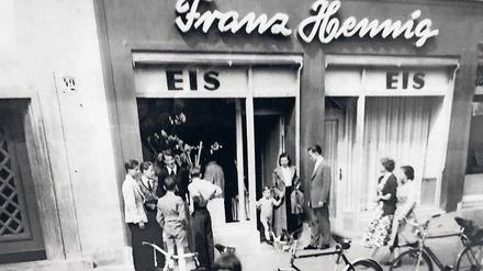 Gib mir die Kugel: Eis Hennig am Steglitzer Damm im Jahr 1954.