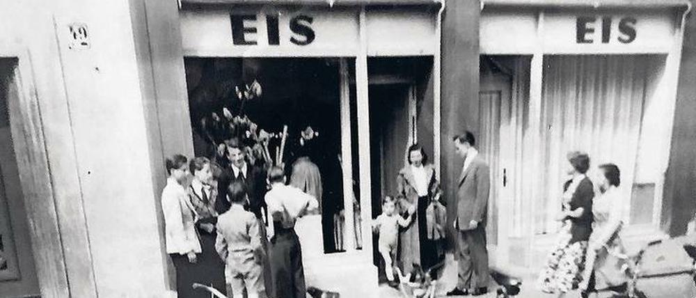 Gib mir die Kugel: Eis Hennig am Steglitzer Damm im Jahr 1954.