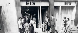 Gib mir die Kugel: Eis Hennig am Steglitzer Damm im Jahr 1954.