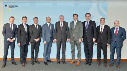Aufreger: Bundesinnenminister Horst Seehofer inmitten seiner rein männlichen Führungscrew. 