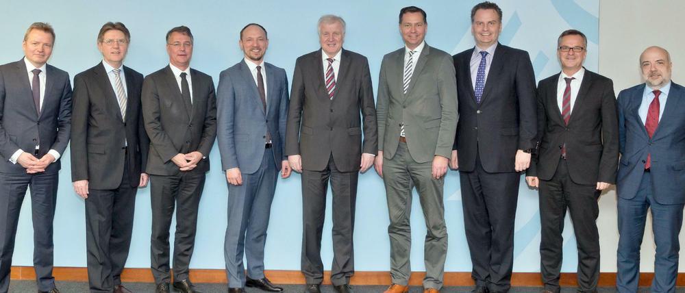 Aufreger: Bundesinnenminister Horst Seehofer inmitten seiner rein männlichen Führungscrew.