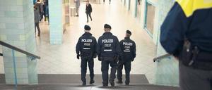 Kontrolle im Untergrund. So mancher Fahrgast wünscht sich mehr Sicherheitskräfte im öffentlichen Nahverkehr. 