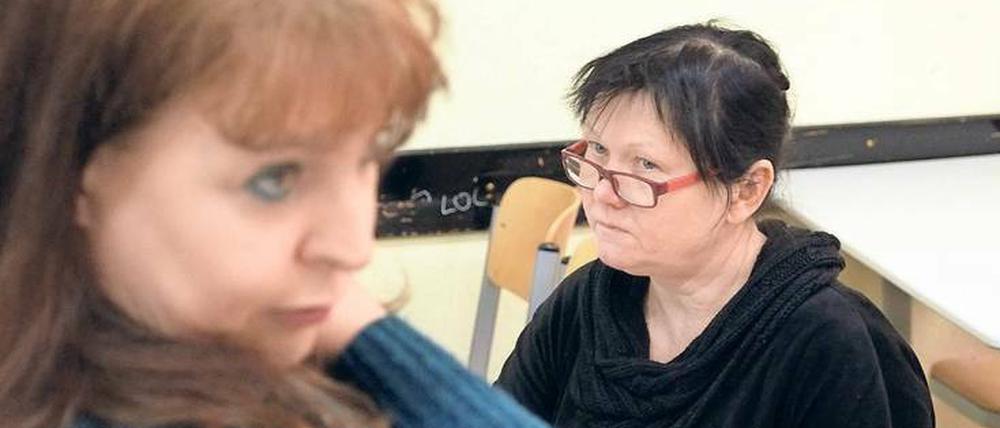 Klassenarbeit. Unbedingt einen Platz in der ersten Reihe bekommen! Niemanden vor sich haben als die Lehrperson. Roswitha Stephan im Deutschunterricht bei Petra Matthes.