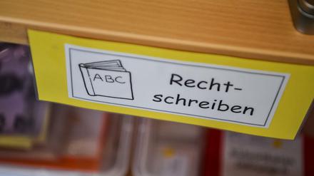 "Rechtschreiben": Ein Schild an einem Schulregal.