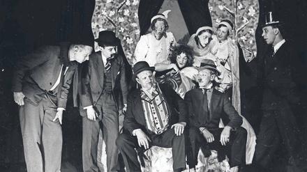 Das Ensemble des Kabaretts „Katakombe“ 1934 in Moabit bei einer Aufführung. Am 10. Mai 1935 wurde das Kellertheater auf Betreiben Joseph Goebbels geschlossen.