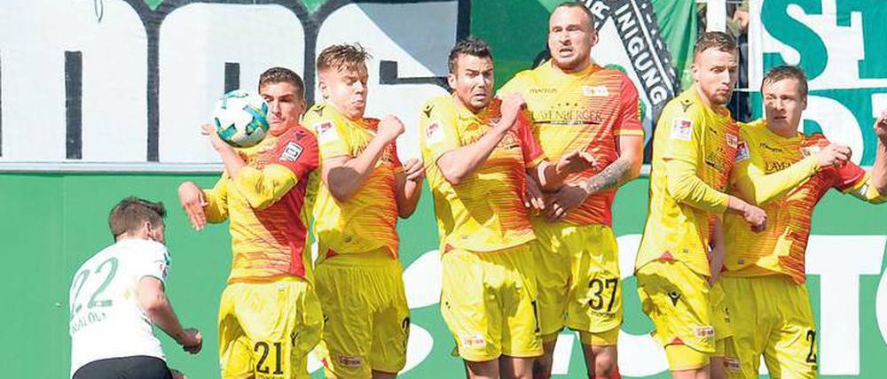 a spielt die Angst mit. Die Berliner Spieler wirkten beim 1:2 am Ostersonntag in Fürth vor allem von den Nerven her noch nicht so, als kämen sie mit dem Abstiegskampf zurecht. 