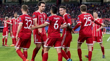 Die Spieler des FC Bayern feiern das 2:1 durch Thiago.