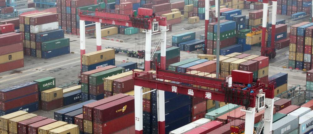Container stehen im Hafen von Qingdao in der ostchinesischen Provinz Shandong.