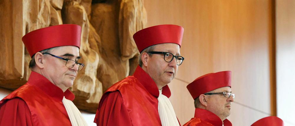 Der Zweite Senat des Bundesverfassungsgerichts bei einer Urteilsverkündung mit dem Vorsitzenden Richter (Zweiter von links).