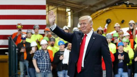 USA, Ohio, Richfield: US-Präsident Donald Trump winkt vor seiner Rede in der Local 18 Richfield Training Facility.