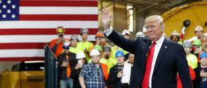 USA, Ohio, Richfield: US-Präsident Donald Trump winkt vor seiner Rede in der Local 18 Richfield Training Facility.
