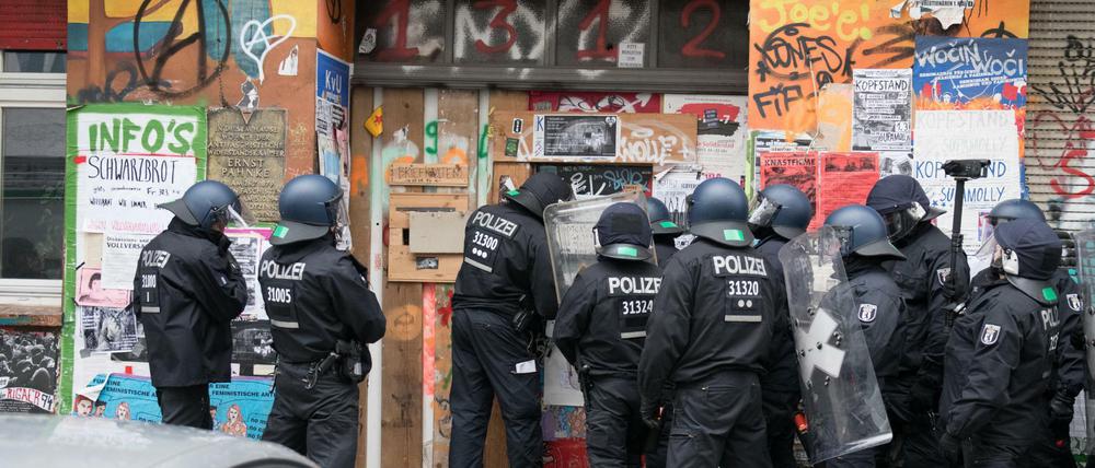 Polizeibeamte stehen in der Rigaer Straße (Archivbild).