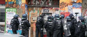 Polizeibeamte stehen in der Rigaer Straße (Archivbild).